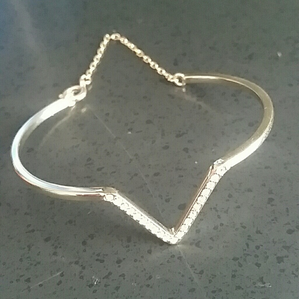 Gold-tone bracelet with Rhinestone V